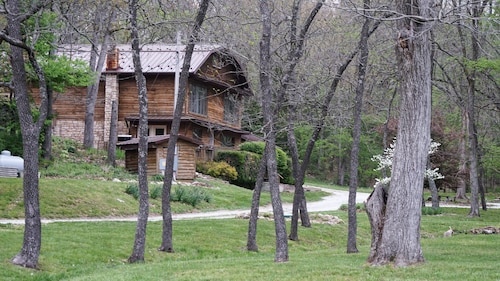 The Bunkhouse- fire pit, waterfall, games, private retreat for the family! 