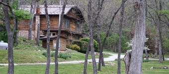 The Bunkhouse- fire pit, waterfall, games, private retreat for the family! 