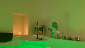 Exclusieve kamer | 1 slaapkamer, luxe beddengoed, bedden met traagschuimmatras, een minibar