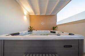 Una piscina al aire libre de temporada