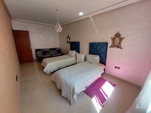 2 habitaciones, tabla de planchar con plancha y cuna de viaje 