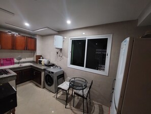 Microondas, horno, parrilla de estufa y cafetera y tetera 