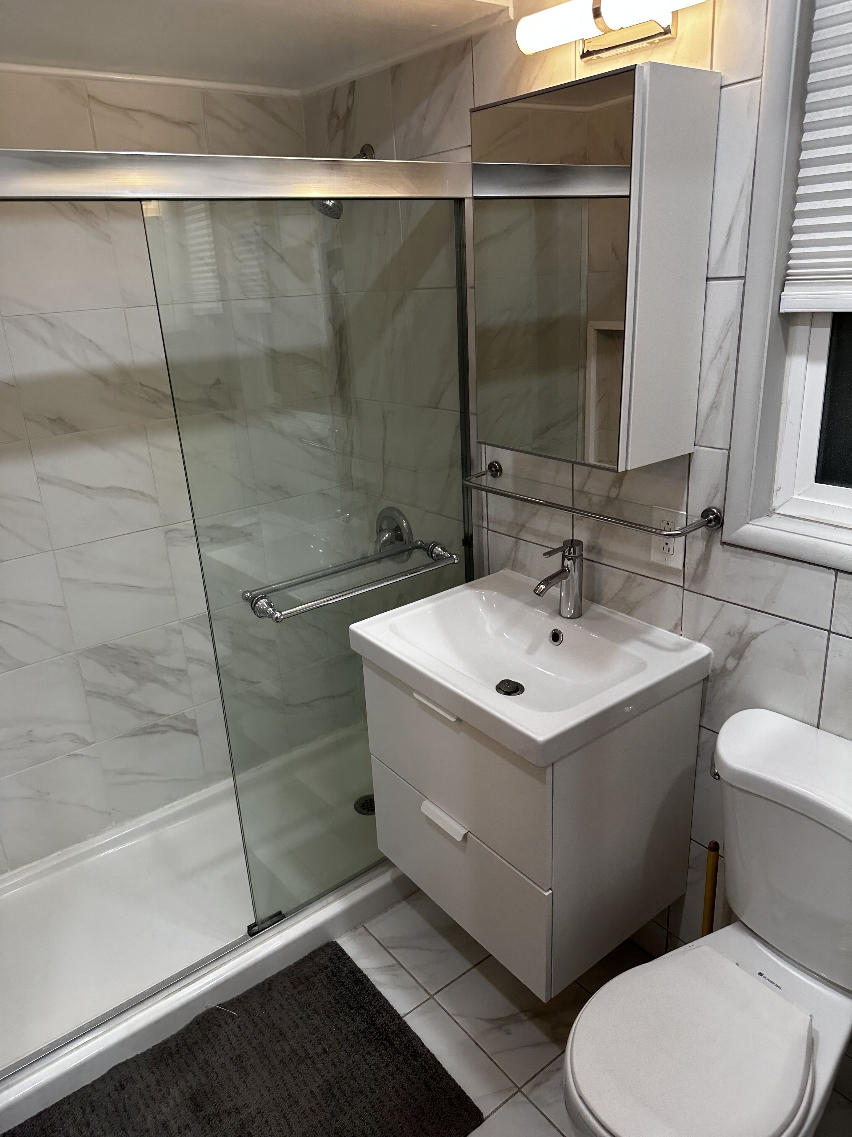 Douche, sèche-cheveux, serviettes fournies, savon