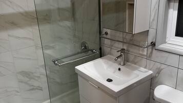 Douche, sĂšche-cheveux, serviettes fournies, savon