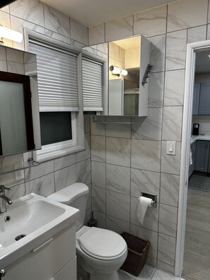 Een douche, een haardroger, handdoeken, zeep