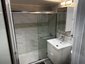 Een douche, een haardroger, handdoeken, zeep
