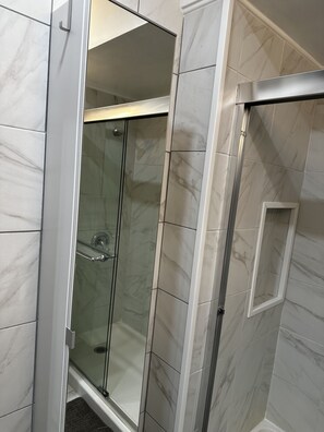 Douche, sèche-cheveux, serviettes fournies, savon