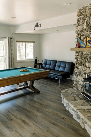 Games room - This house is a 5 bedroom(s), 5 bathrooms, located in Bass Lake, CA. (Bass Lake)