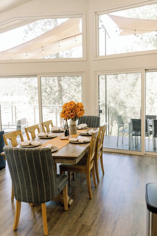 Dining - This house is a 5 bedroom(s), 5 bathrooms, located in Bass Lake, CA. (Bass Lake)