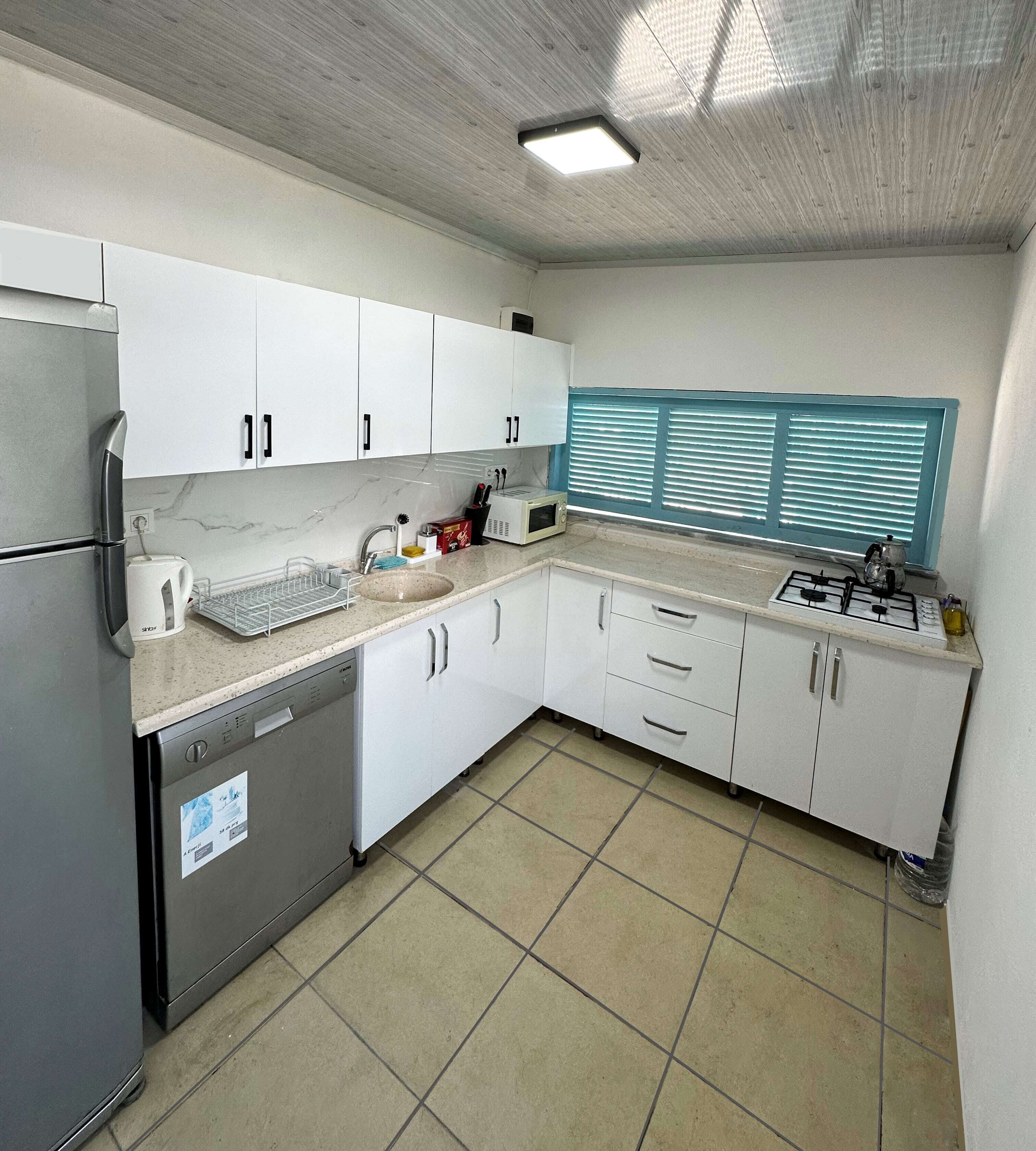 Peti sejuk mini, cerek elektrik 