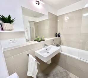 Hair dryer, towels, soap, shampoo - Riverside Luxury Apartment (Bratislavský kraj)