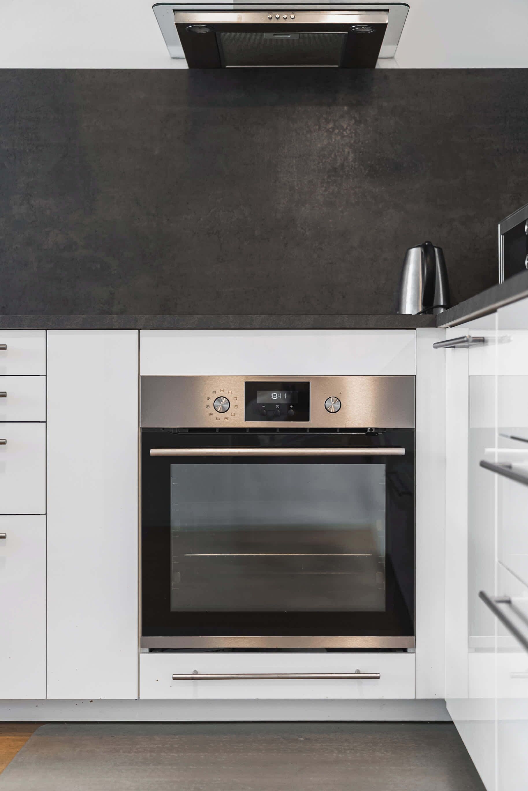 Kylskåp, mikrovågsugn, ugn och spishäll