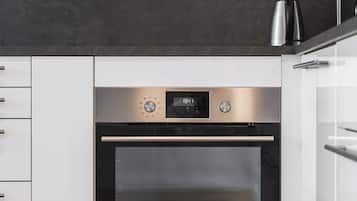 Kylskåp, mikrovågsugn, ugn och spishäll