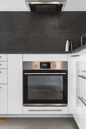 雪櫃、微波爐、焗爐、爐具