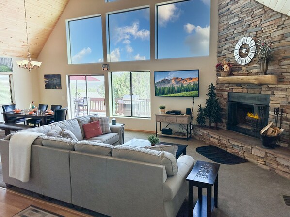 Älytelevisio, takka, videopelejä, DVD-soitin