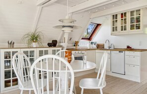 ثلاجة، فرن، موقد طهي مسطح، غسالة أطباق