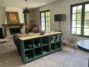 テレビ、暖炉、DVD プレーヤー、書庫