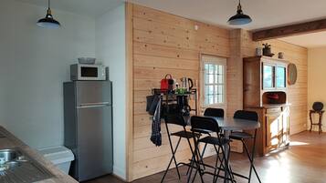 Een koelkast, een microgolfoven, een oven, een kookplaat