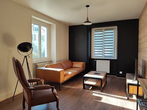 Téléviseur connecté, livres, chaîne audio