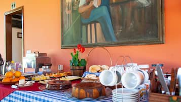 Desayuno con opciones de la cocina local incluido todos los dĂas