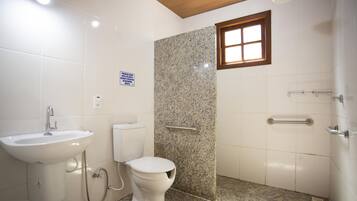 Un baño con lavamanos, inodoro y ducha.