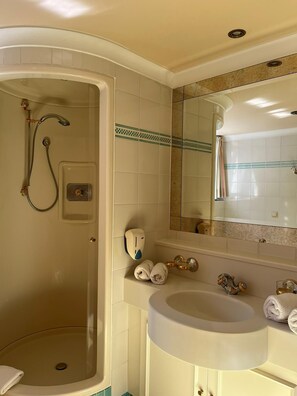 Camera Classic con 2 letti singoli | Bagno | Doccia, set di cortesia gratuito, asciugacapelli, asciugamani