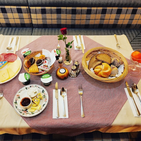 每日供应欧陆式早餐(每人 EUR 15)