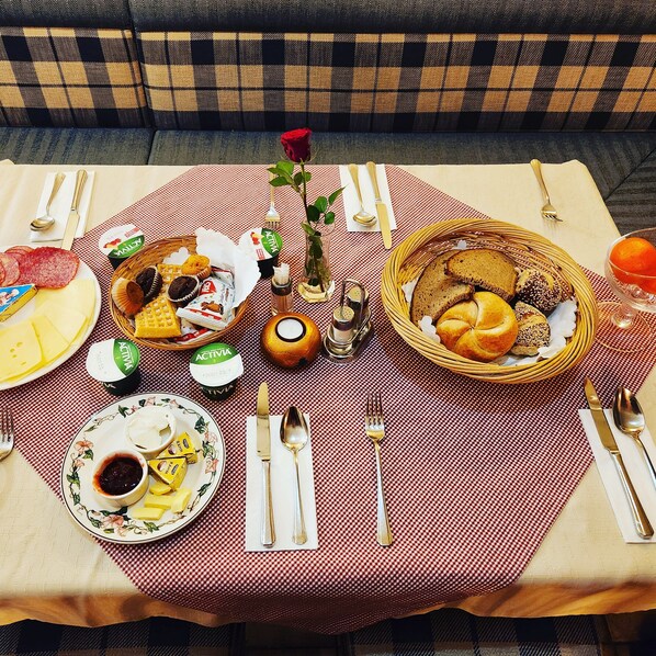 Petit déjeuner continental (15 EUR par personne)