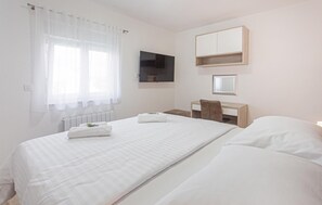 5 bedrooms, travel crib, free WiFi, bed sheets