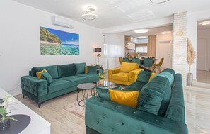 Fernseher, Tischfußball, Tischtennisplatte