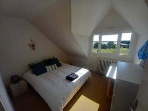 5 dormitorios, tabla de planchar con plancha, ropa de cama