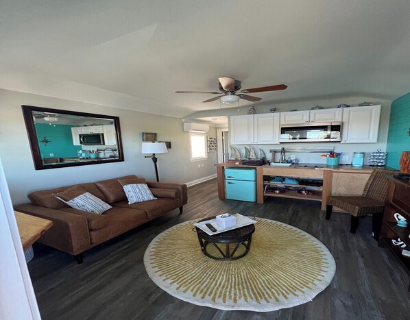 Smart TV, books - Funny Farm Tiny Cabin (Alexandria)