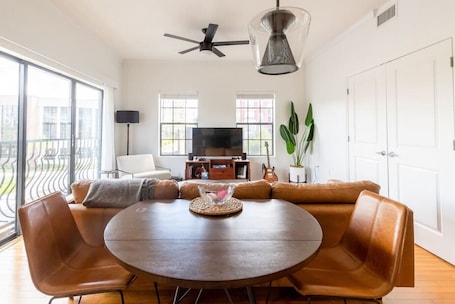 TV. 1BR/1Bath Downtown - Newly Renovated Premier Apt.