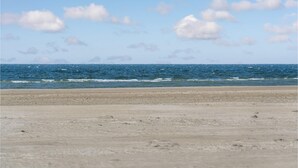 A beach with a sandy shore and the ocean in the background. - Fanø Bad, værelse 21 (Fanø)