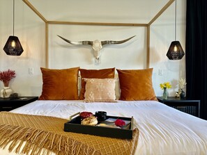 6 bedrooms, desk, iron/ironing board, travel crib