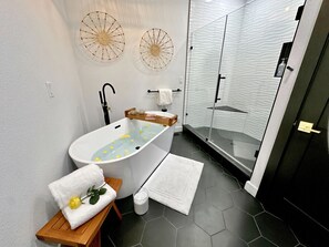 Dusj, hårføner, bidé og håndklær