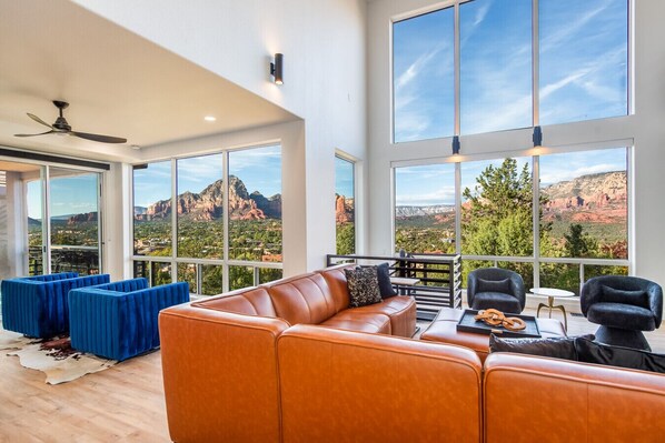 Een smart-tv, een open haard, videogames en een tafeltennistafel