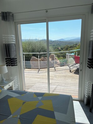 6 chambres, bureau, fer et planche à repasser, lit parapluie