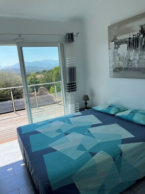 6 chambres, bureau, fer et planche à repasser, lit parapluie