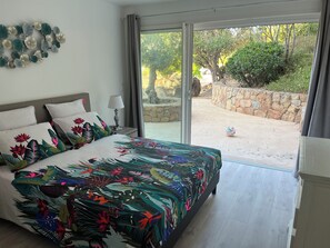 6 bedrooms, desk, iron/ironing board, travel cot