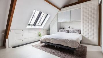 7 bedrooms, desk, travel crib, free WiFi