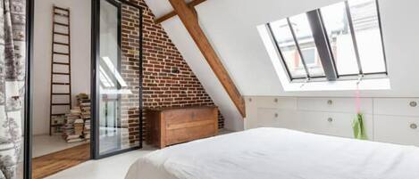 7 soverom, skrivebord, reiseseng for barn og wi-fi (inkludert)