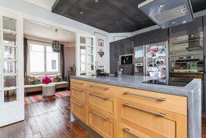 Fridge, microwave, oven, stovetop - Grande Maison Avec Terrasse, Quartier Exceptionnel (Paris)