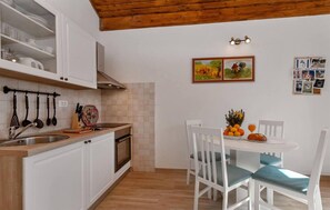 Fridge, microwave, oven, stovetop - Gorgeous home in Zagvozd with WiFi (Zagvozd)