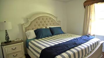 3 bedrooms, desk