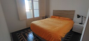 2 bedrooms, travel cot, WiFi, bed sheets - Flat in Gracia 15 minutes from Parc Guell and La Pedrera (Barcelona)