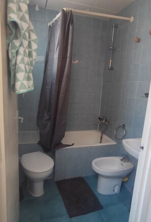 Hiustenkuivaaja, bidee, pyyhkeet