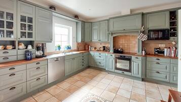 Jääkaappi, uuni, liesi, astianpesukone