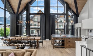 Fridge, microwave, oven, stovetop - Mercer Clubhouse (Canmore)