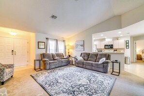 TV - Family-Friendly Spring Hill Vacation Home w/ Lanai (Spring Hill)